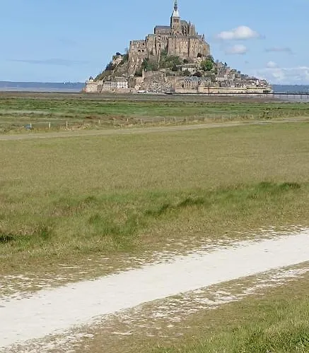 ベッド・アンド・ブレックファスト Welcoming And Peaceful Fougerolles-du-Plessis